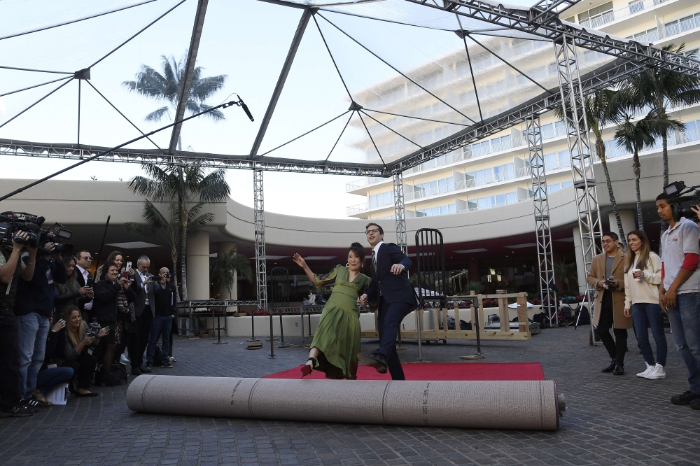 Sandra Oh and Andy Samberg, hosts of the 76th Annual Golden Globe Awards, roll out the red carpet during a preview day at The Beverly Hilton Hotel on January 3, 2019 in Beverly Hills, California. Kevork Djansezian/Getty Images/AFP 
