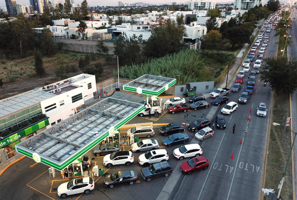 Hundreds of motorists queue at a gas station in Zapopan, Jalisco State, on January 6, 2019 as shortages have been reported in several other Mexican states. AFP / Ulises RUIZ