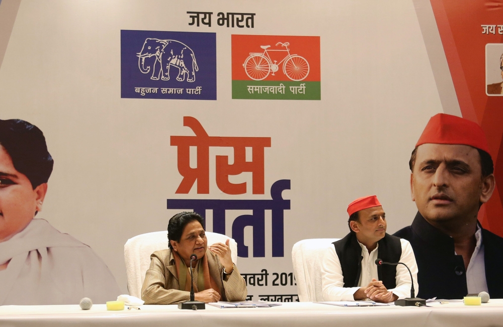 Samajwadi Party president Akhilesh Yadav (R) and Bahujan Samaj Party (BSP) leader Mayawati take part in a press conference to announce their political alliance in Lucknow on January 12, 2019. (AFP)