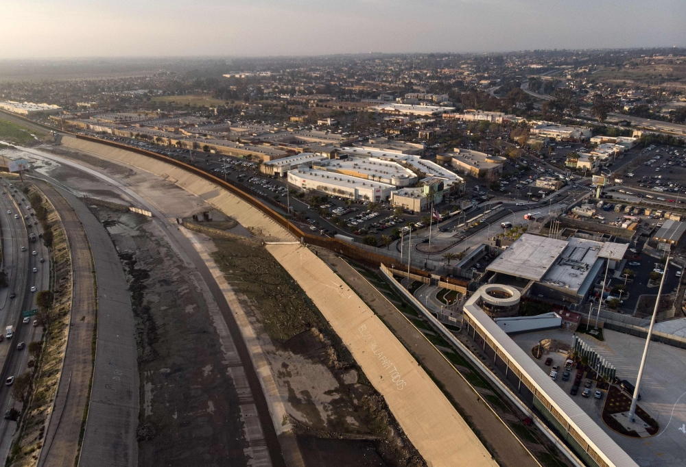 Aerial view of the US-Mexico border fence at the Tijuana River seen from Tijuana, Baja California state, on January 11, 2019. / AFP / Guillermo Arias
