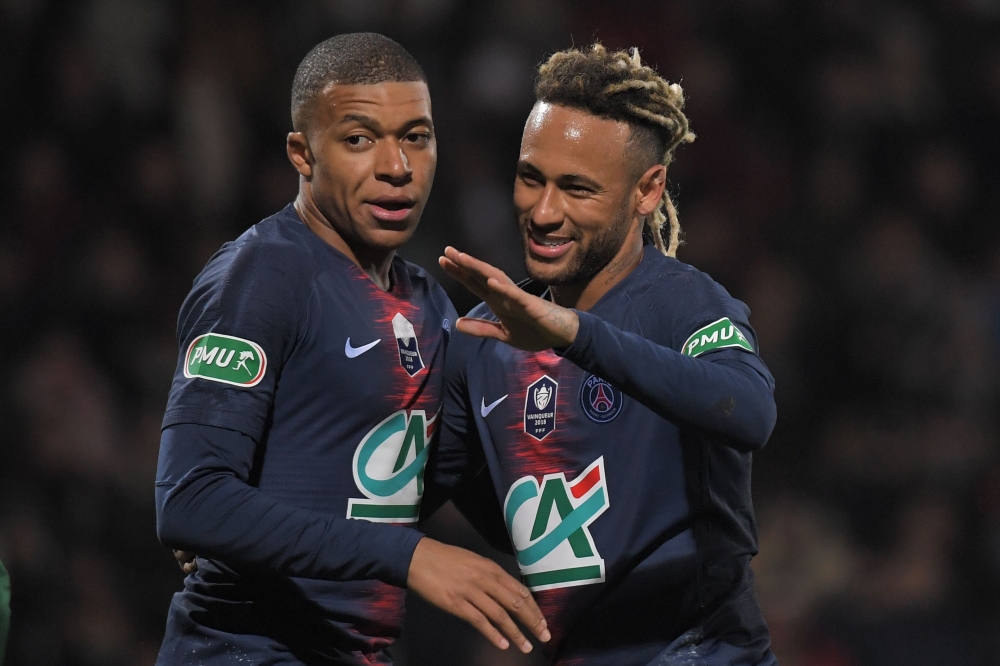 FILE PHOTO: Paris Saint-Germain's Brazilian forward Neymar (R) celebrates with Kylian Mbappe on January 6, 2019 at the Moustoir stadium in Lorient, western France. / AFP / LOIC VENANCE