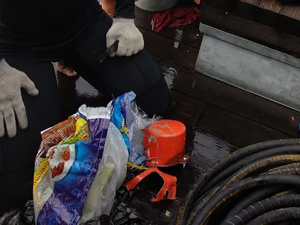 This handout picture taken on January 14, 2019 and released by the Indonesian Navy TNI-AL shows an Indonesian Navy diver with the second 