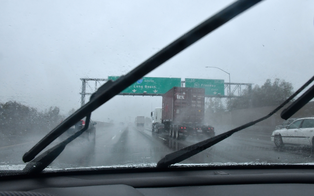 Vehicles make their way under heavy rain on the 710 Freeway in Long Beach, California on January 16, 2019 as southern California is hit by another storm, pushed by an atmospheric river, with rainfall expected to get heavier later into the day. AFP / Frede