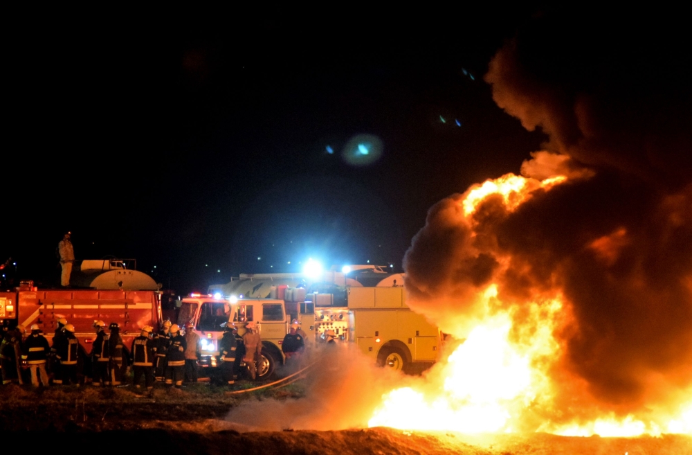 Firefighters are working at extinguishing the fire at the scene of a massive blaze trigerred by a leaky pipeline in Tlahuelilpan, Hidalgo state, on January 19, 2019.   AFP / FRANCISCO VILLEDA