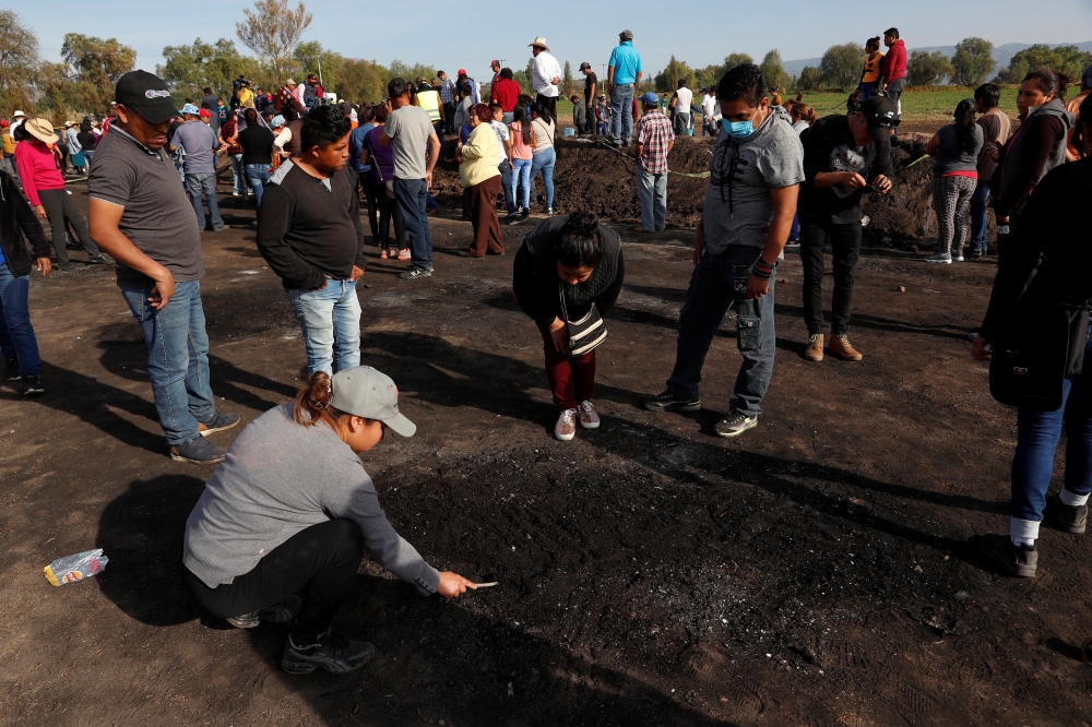 Residents search for human remains and items that could help to identify their missing relatives and friends at the site where a pipeline ruptured by oil thieves exploded, in the municipality of Tlahuelilpan, state of Hidalgo, Mexico January 20, 2019. REU
