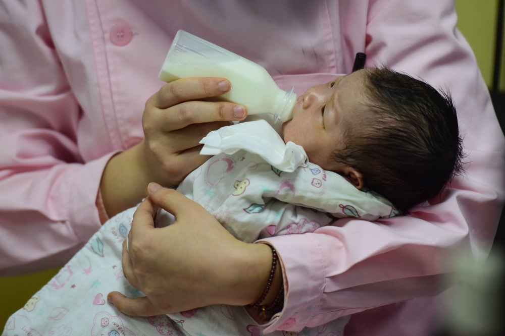 This photo taken on January 19, 2019 shows a medical staff taking care of a new born baby at a hospital in Fuyang in China's eastern Anhui province. China OUT / AFP / STR 