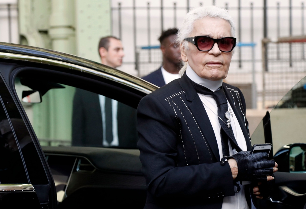 German fashion designer for Chanel, Karl Lagerfeld, arrives to the Chanel women's 2018 Spring/Summer ready-to-wear collection fashion show in Paris on October 03, 2017 . AFP / Francois Guillot 