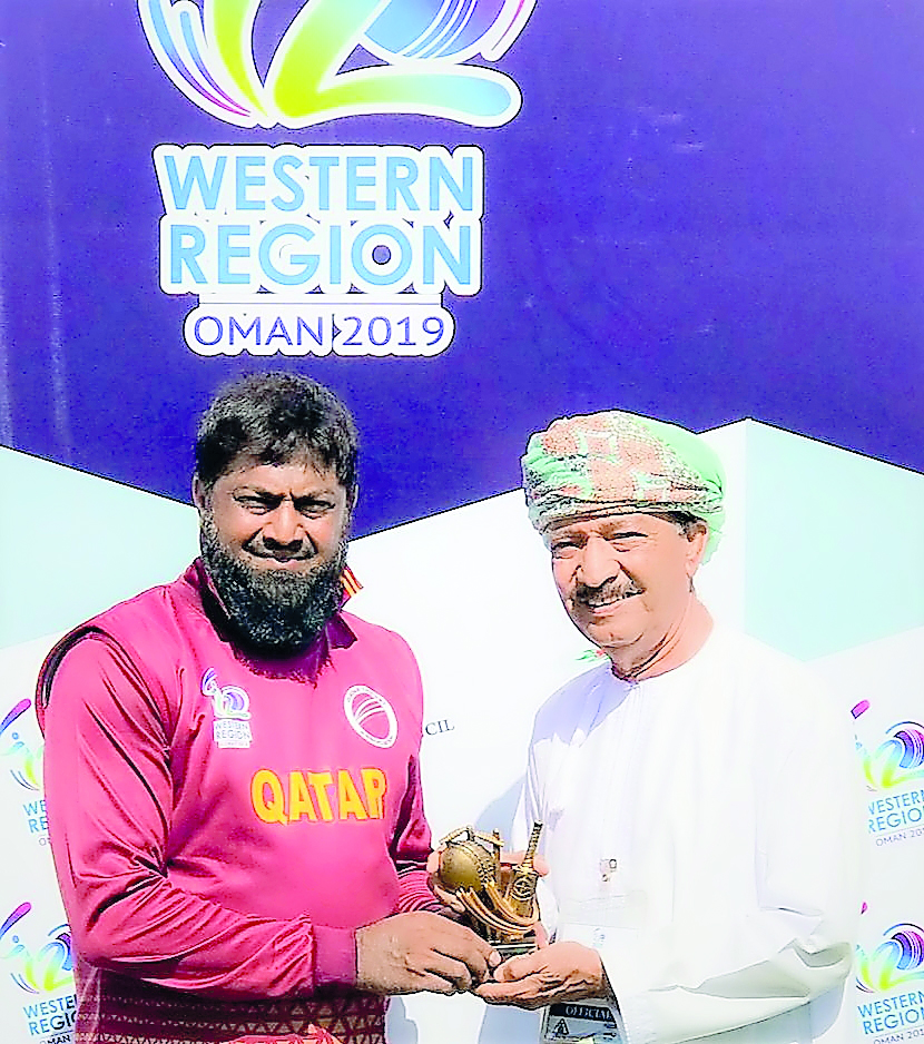Qatar’s captain Inam-Ul-Haq receives the man-of-the-match award from Oman Cricket’s Board Member Taj Balouch in Muscat, Oman yesterday. 