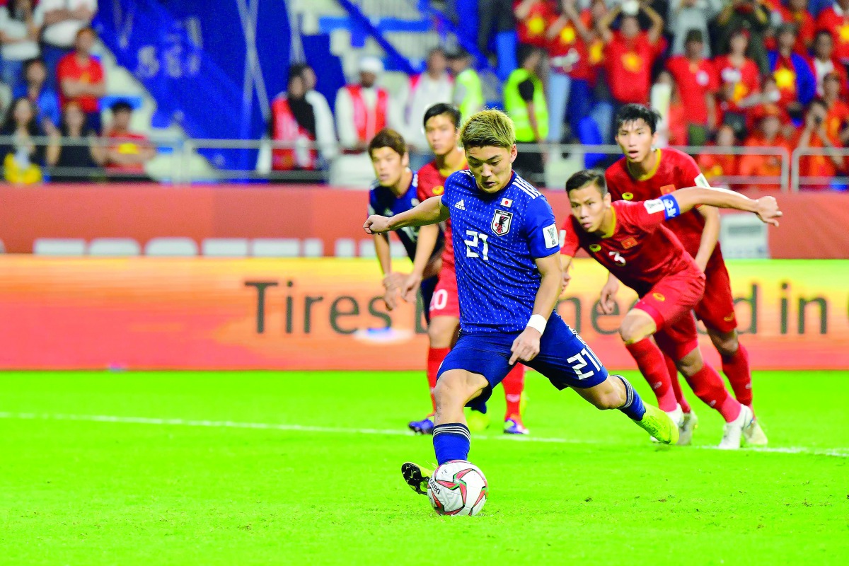 Japan's midfielder Ritsu Doan (C) shoots to score a penalty during the 2019 AFC Asian Cup quarter-final football match between Vietnam and Japan at the Al-Maktoum Stadium in Dubai on January 23, 2019. AFP / Giuseppe Cacace