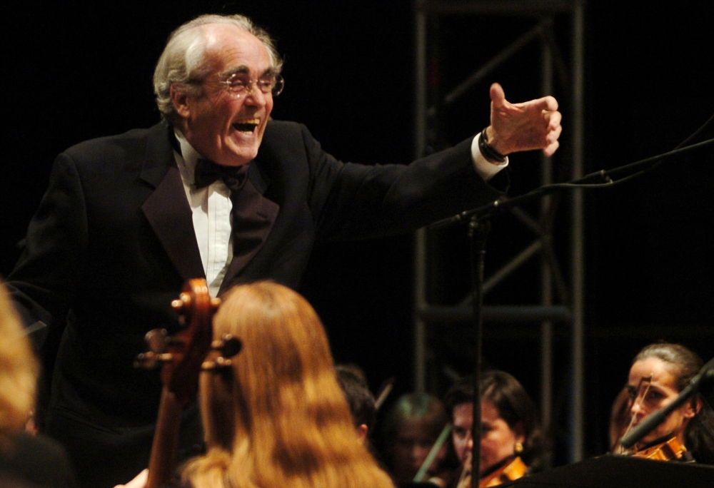 (FILES) In this file photo taken on October 23, 2004 French music composer Michel Legrand leads the Camerata de Bourgogne Orchestra, in Auxerre, during the festival international de Musique et Cinema. AFP / Martin BUREAU