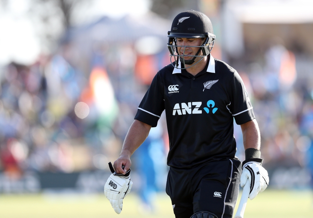 New Zealand's Ross Taylor (C) is dismissed during the third one-day international cricket match between New Zealand and India at Bay Oval in Mount Maunganui on January 28, 2019. AFP / AFP / MICHAEL BRADLEY