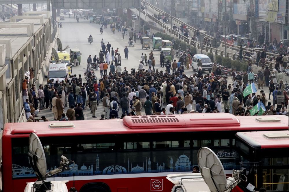 In this picture taken on January 20, 2019, mourners block a road in protest in Lahore, after members of a family were killed by police in an encounter in Sahiwal. AFP / Arif ALI 