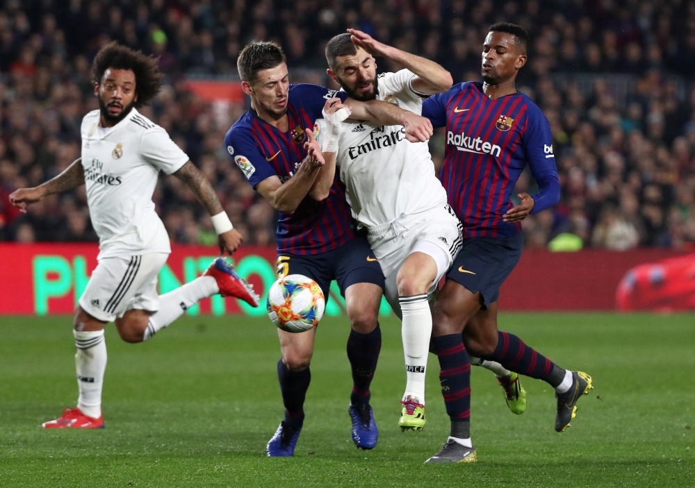 Real Madrid's Karim Benzema in action with Barcelona's Clement Lenglet and Nelson Semedo REUTERS/Sergio Perez 