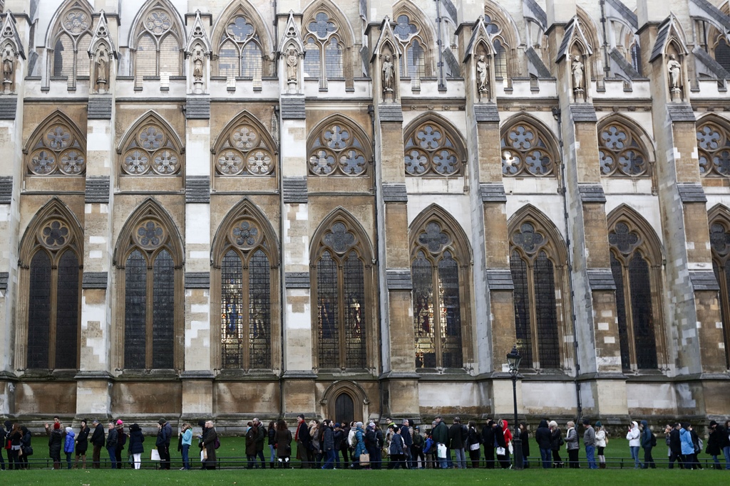Tourists line up to enter Westminster Abbey in London on Tuesday, Dec. 29, 2015. Bloomberg photo by Simon Dawson
