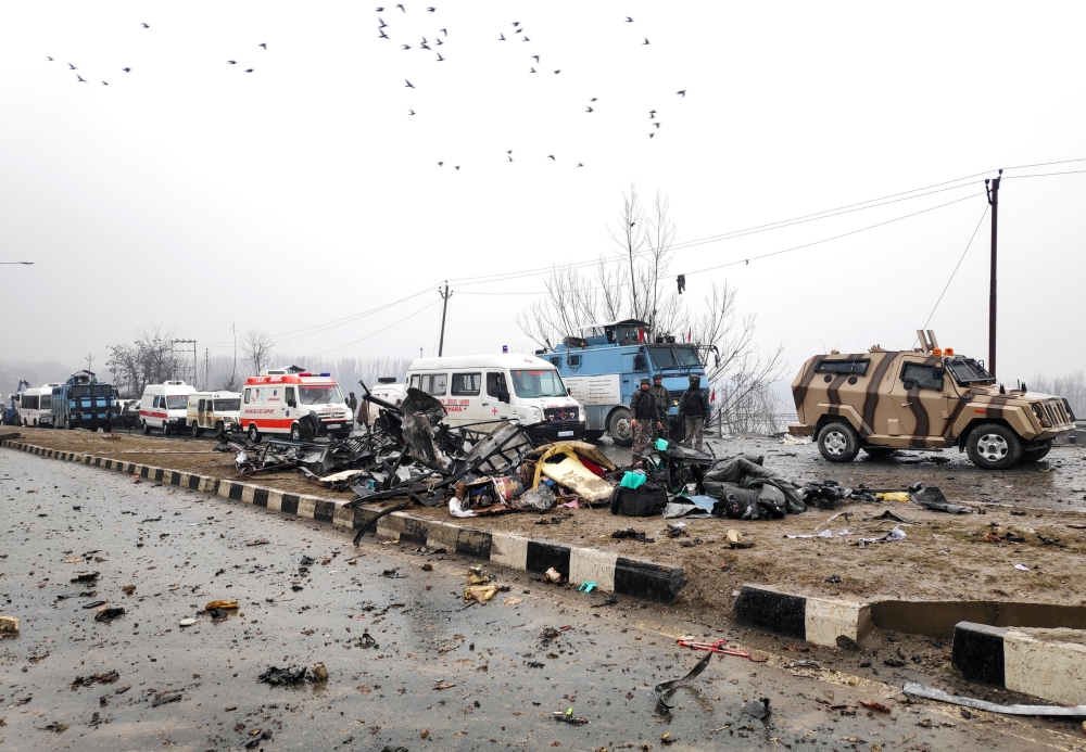 Indian soldiers examine the debris after an explosion in Lethpora in south Kashmir's Pulwama district February 14, 2019. (REUTERS/Younis Khaliq)