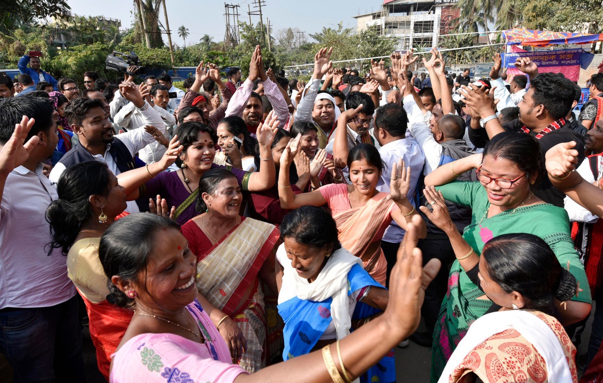 Indian activists from various Assamese rights groups celebrate the failure of a contentious nationality law in the national parliament, in Guwahati on February 14, 2019. AFP / David Talukdar
