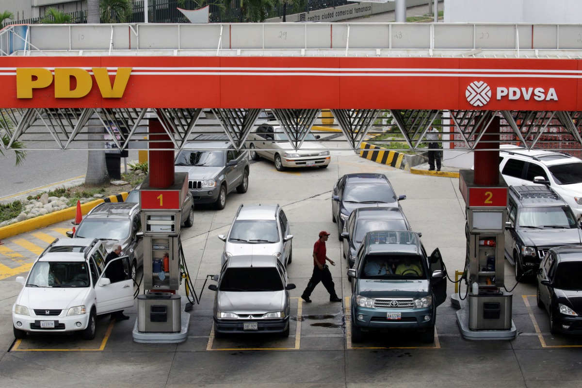 Motorists line up for fuel at a gas station of Venezuelan state-owned oil company PDVSA in Caracas, Venezuela, September 21, 2017. Reuters / Marco Bello