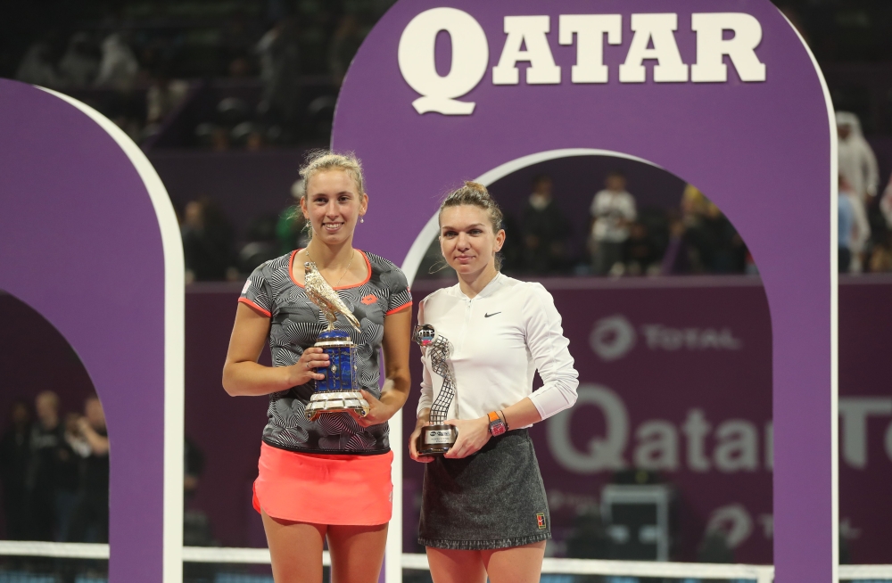Belgian Elise Mertens and Romanian Simona Halep pose with their trophies at the end of their WTA Qatar Open final tennis match in Doha on February 16, 2019. / AFP / KARIM JAAFAR