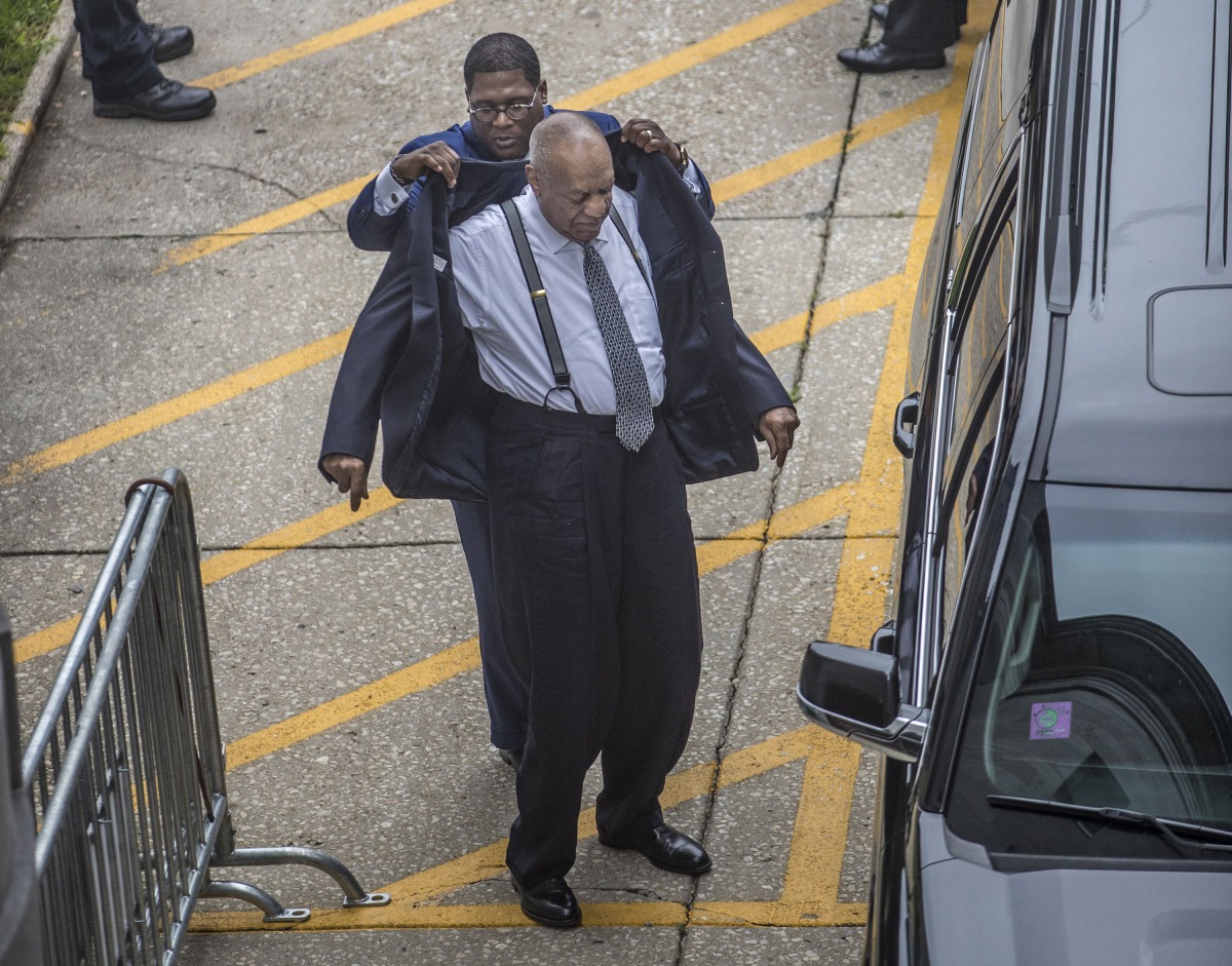 A lawyer  helps Bill Cosby put his suit coat on after Cosby arrived at the Montgomery County Courthouse on August 22, 2017 in Norristown, Pennsylvania. AFP/Michael Bryant