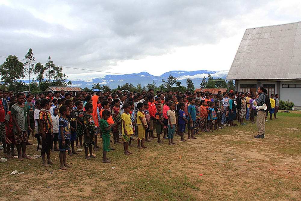 This picture taken on February 12, 2019 shows Papuan children gathering at a temporary shelter in Wamena, Indonesia's Papua province. AFP / ANYONG