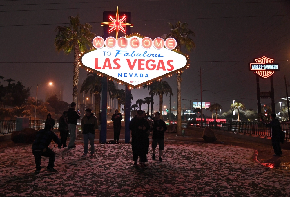 Visitors take photos at the Welcome to Fabulous Las Vegas sign as it snows during a winter storm on February 20, 2019 in Las Vegas, Nevada. Ethan Miller/Getty Images/AFP