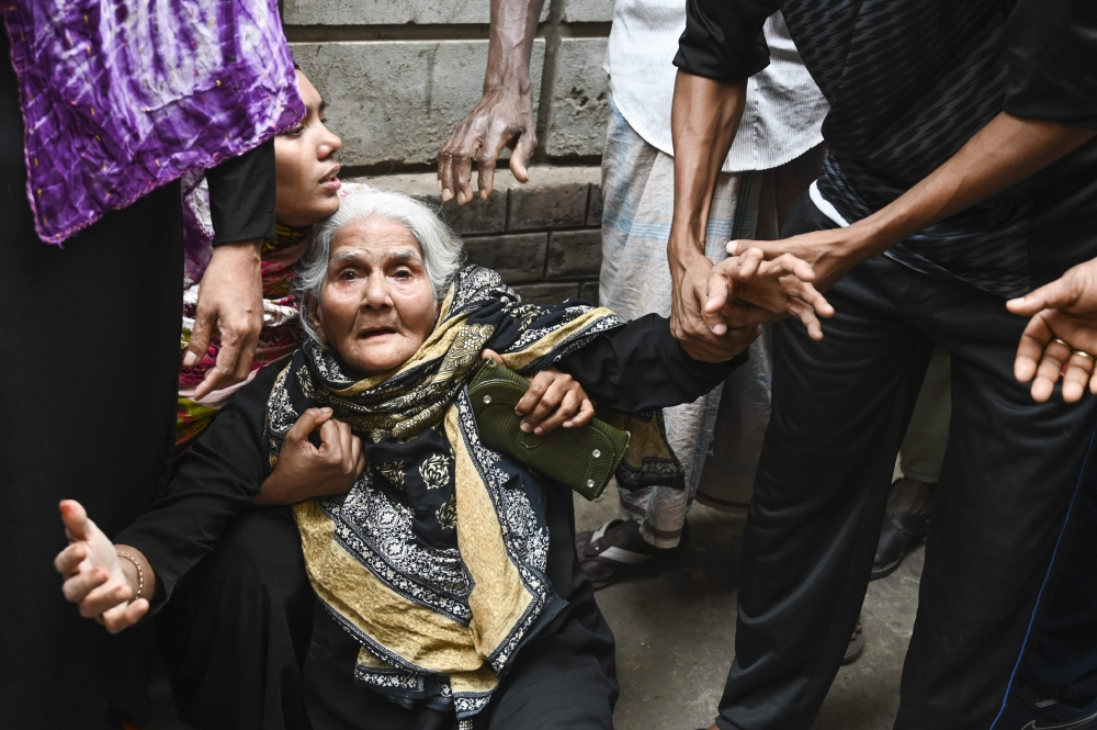 Relatives of victims mourn after a fire tore through apartment blocks in Bangladesh's capital Dhaka on February 21, 2019.  AFP / Munir Uz Zaman 
