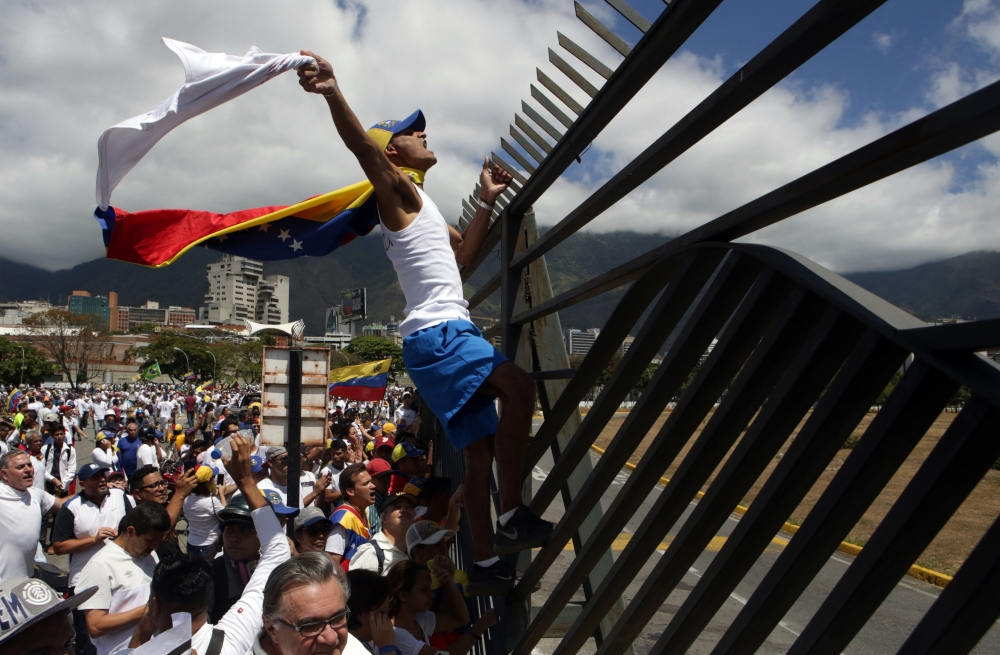 Supporters of Venezuelan opposition leader Juan Guaido take part in a march in Caracas, on February 23, 2019. AFP / Cristian Hernandez 