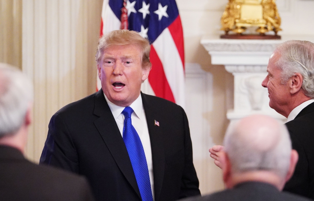 US President Donald Trump greets attendees after addressing the 2019 White House business session with governors in the State Dining Room of the White House in Washington, DC on February 25, 2019. / AFP / MANDEL NGAN