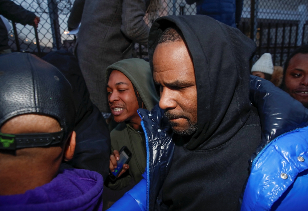 R. Kelly leaves Cook County jail in Chicago, Illinois, U.S., February 25, 2019. REUTERS/Kamil Krzaczynski 