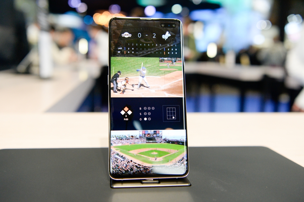 Samsung's Galaxy S10 smartphone is displayed at the Mobile World Congress in Barcelona, Spain on February 27, 2019. ( Adria Puig - Anadolu Agency )