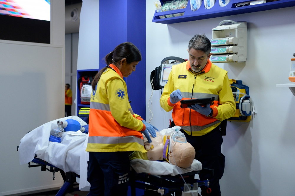 Paramedics at the Catalan regional government's stand show how a 5G ambulance functions at the Mobile World Congress (MWC) in Barcelona on February 27, 2019.  AFP / Josep Lago
 