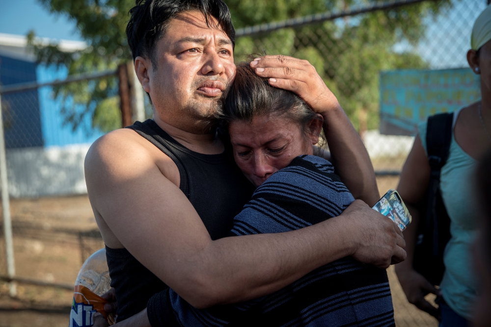 Relatives react after a bus transporting opposition supporters, considered political prisoners, left La Modelo prison hours before government and opposition leaders were due to restart talks, in Managua, Nicaragua, February 27, 2019. Reuters 