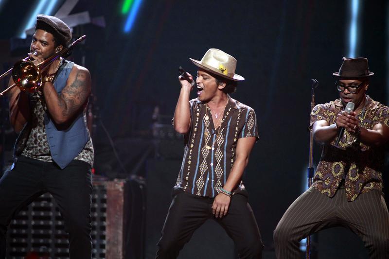 Bruno Mars (C) performs during the iHeartRadio Music Festival in Las Vegas, Nevada September 21, 2013. Reuters/Steve Marcus 