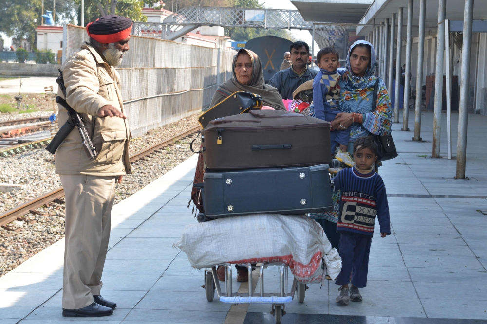 Stranded Pakistani passengers leave Attari Railway station following the temporary suspension by the Pakistani authorities of the Samjhauta Express rail service on February 28, 2019.  AFP / Narinder Nanu 
