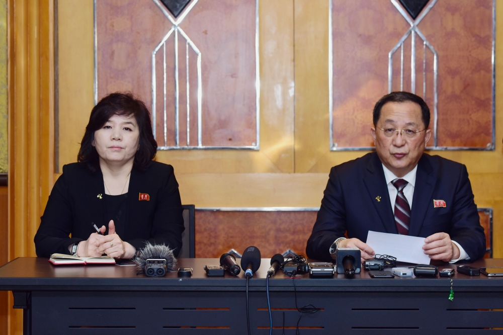 North Korean Foreign Minister Ri Yong Ho (R) speaks as vice-minister of Foreign Affairs Choe Son Hui looks on during a press conference in Hanoi early on March 1, 2019, following the US-North Korea summit.  AFP / Huy Phong 
 