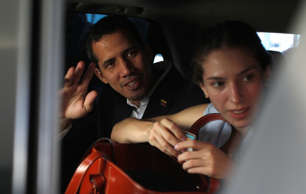 Venezuelan opposition leader Juan Guaido, who many nations have recognized as the country's rightful interim ruler, waves next to his wife Fabiana Rosales while leaving a hotel in Salinas, Ecuador March 3, 2019. REUTERS/Daniel Tapia
