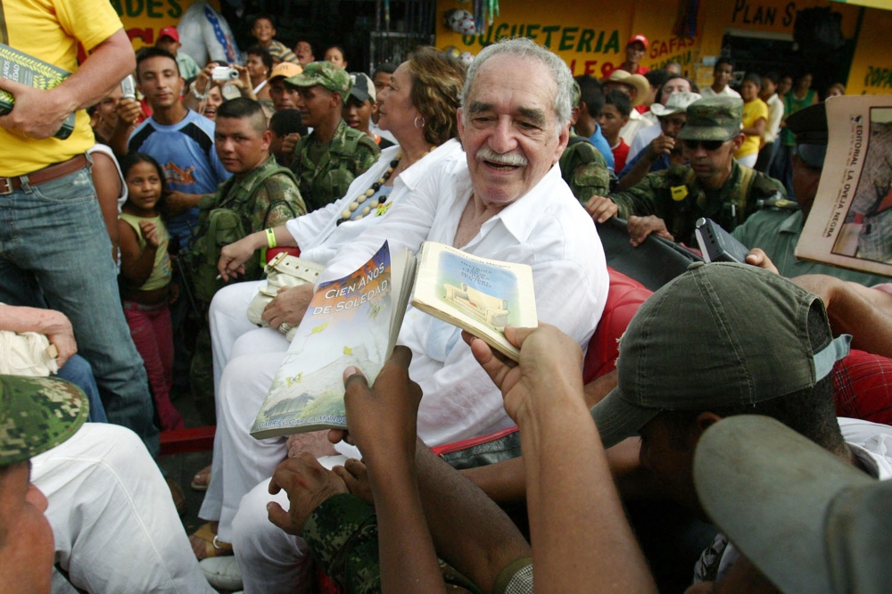 (FILES) In this file photo taken on May 30, 2007 Colombian author Gabriel Garcia Marquez, sitting with his wife Mercedes Barcha, is asked by admirers to dedicate them books, before boarding the train to his hometown Aracataca in Santa Marta, Colombia.  AF