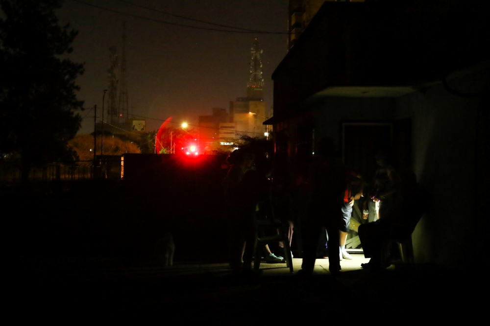 People stand outside a house during a blackout in Puerto Ordaz, Venezuela, March 9, 2019. REUTERS/William Urdaneta