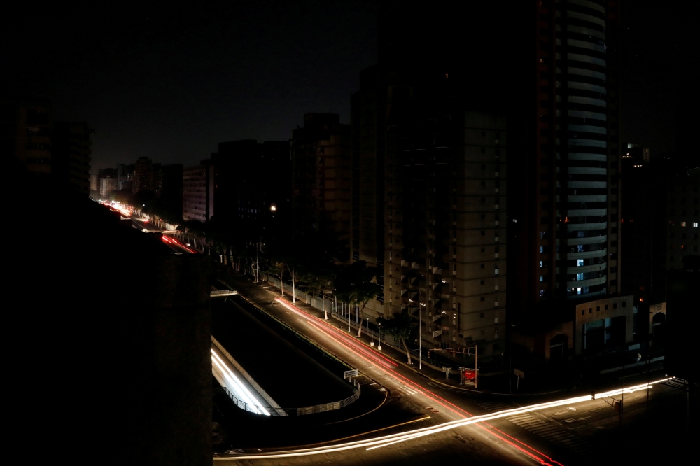 Car lights are seen on one of the main roads of the city during the second day of a blackout in Caracas, Venezuela March 9, 2019. REUTERS/Carlos Jasso
