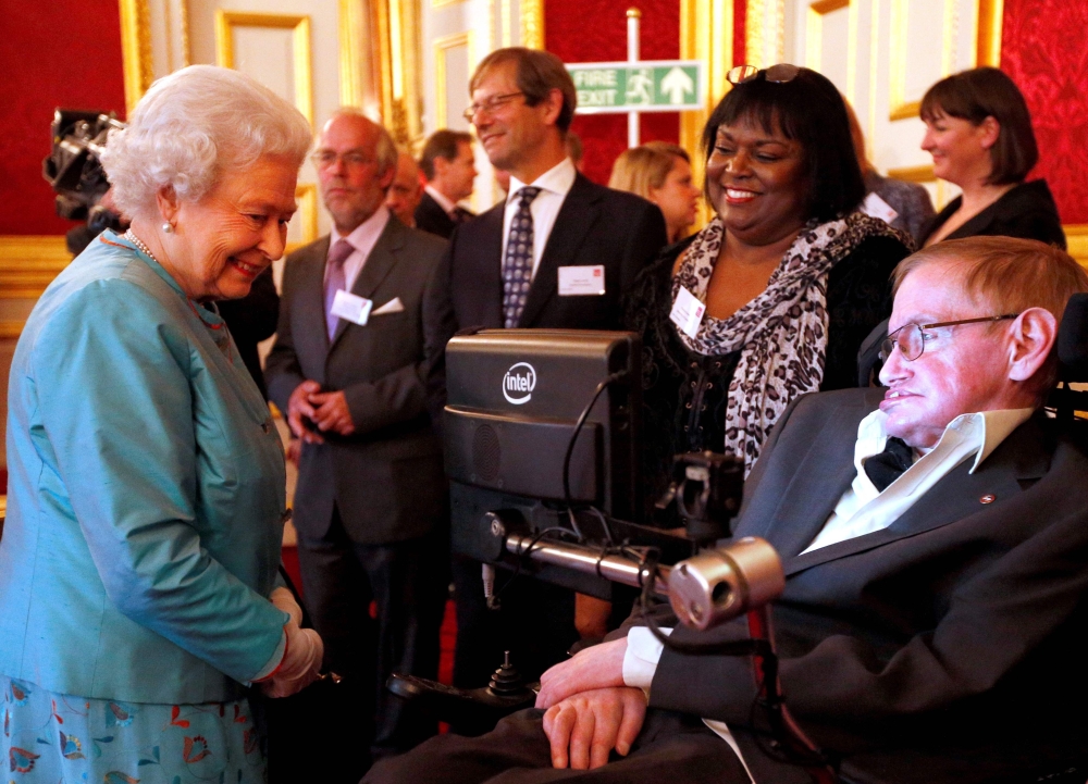 Britain's Queen Elizabeth II (L) meets British astrophysicist Stephen Hawking (R) at a reception for Leonard Cheshire Disability in the State Rooms, St James's Palace, London on May 29, 2014. AFP / Jonathan Brady