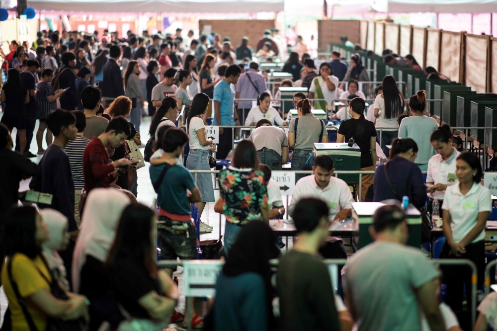 People cast their ballots during early voting in Bangkok on March 17, 2019, ahead of the March 24 general election.  / AFP / Jewel SAMAD 