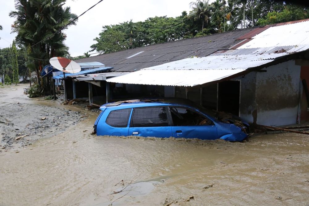 This handout picture taken and released by Indonesia's Badan Nasional Penanggulangan Bencana (BNPB), the accident mitigation agency, on March 19, 2019 shows a flooded area in Sentani. AFP PHOTO / BADAN NASIONAL PENANGGULANGAN BENCANA (BNBP)