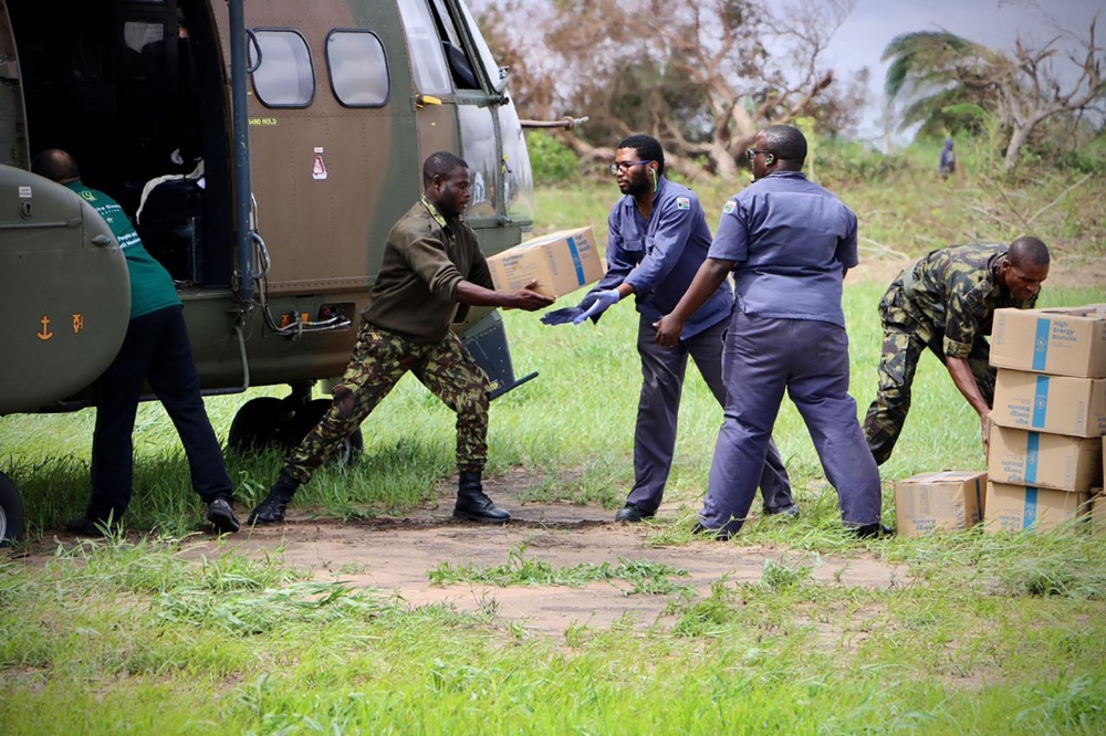 South Africa National Defence Forces personnel deliver relief aid in Buzi, central Mozambique, on March 20, 2019, after the passage of cyclone Idai. AFP / Adrien Barbier
 