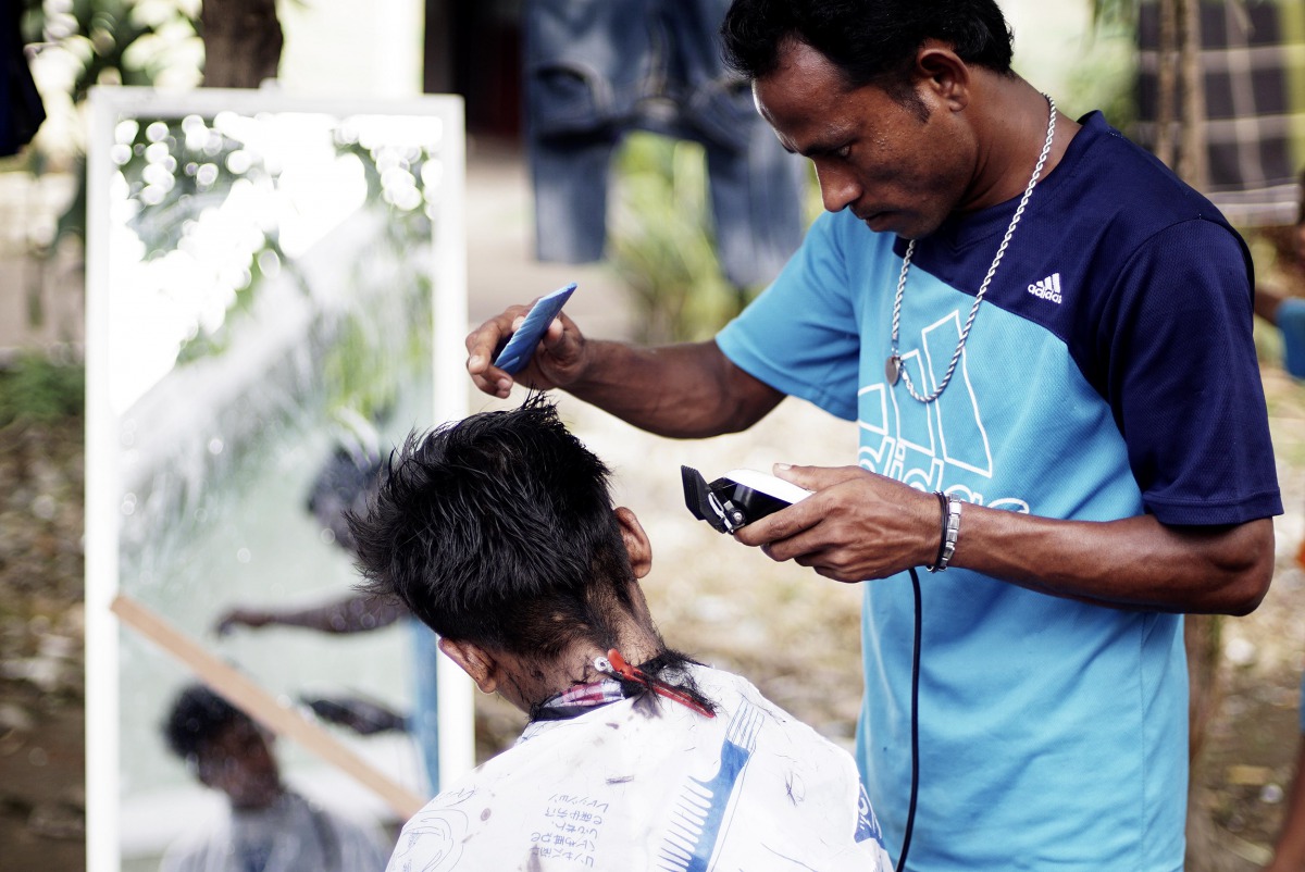 Representational image: A Rohingya refugee cuts the hair of a kid at a temporary shelter in Beras Pati after arrived from Aceh Shelter in Medan of North Sumatra, Indonesia on November 25, 2016. (Jefri Tarigan / Anadolu Agency) 