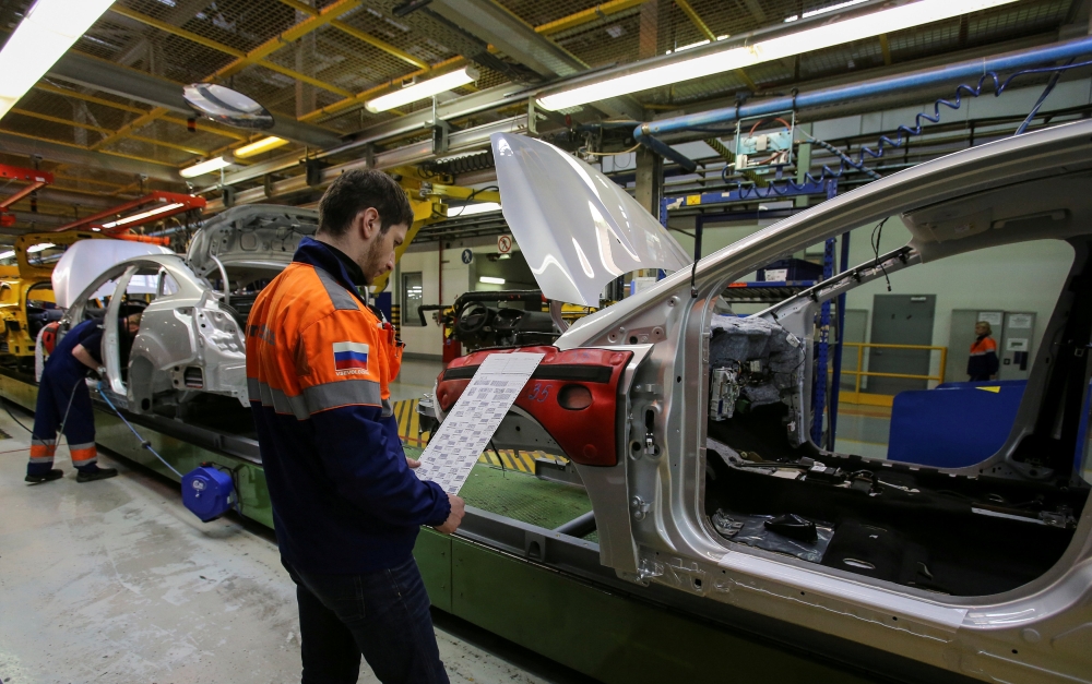 FILE PHOTO: Employees work on an assembly line at a Ford Sollers, U.S. carmaker Ford's joint venture with Russian partners, factory in Vsevolozhsk, Leningrad region, Russia July 7, 2015. Picture taken July 7, 2015. REUTERS/Igor Russak