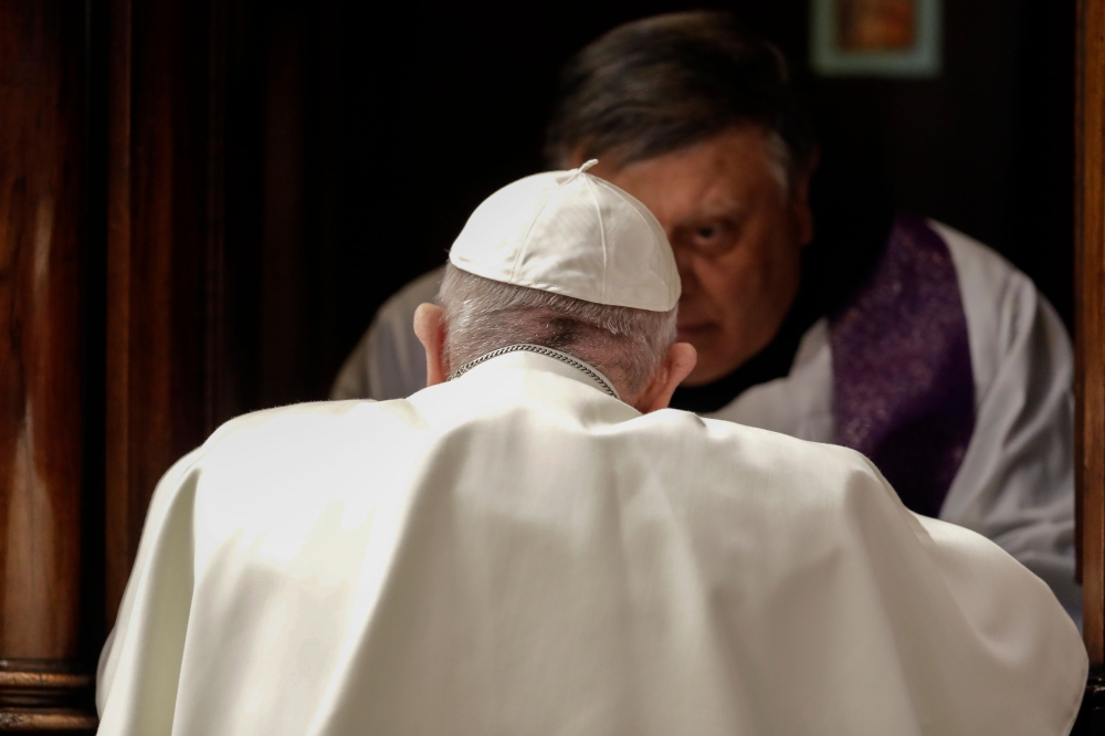 Pope Francis (Front) kneels before a priest to confess during a penitential liturgy mass on the Friday of the Third Week of Lent, on March 29, 2019 at St. Peter’s Basilica in the Vatican. AFP/pool/ Andrew Medichini