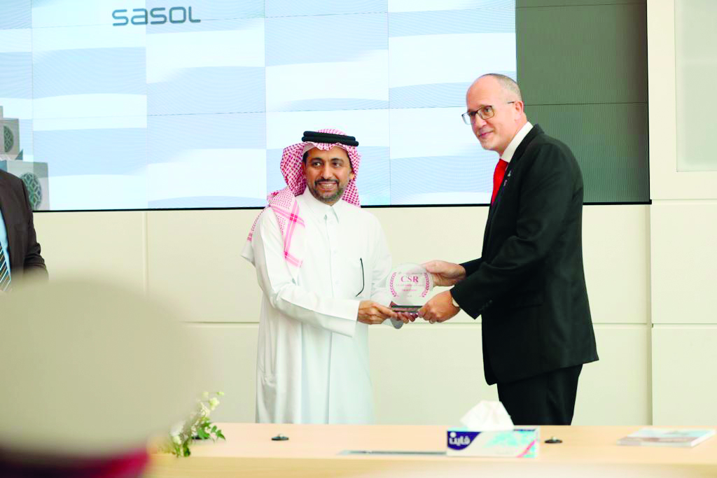 Rigard Du Plessis, Sasol General Manager, receiving CSR recognition by Qatar University.