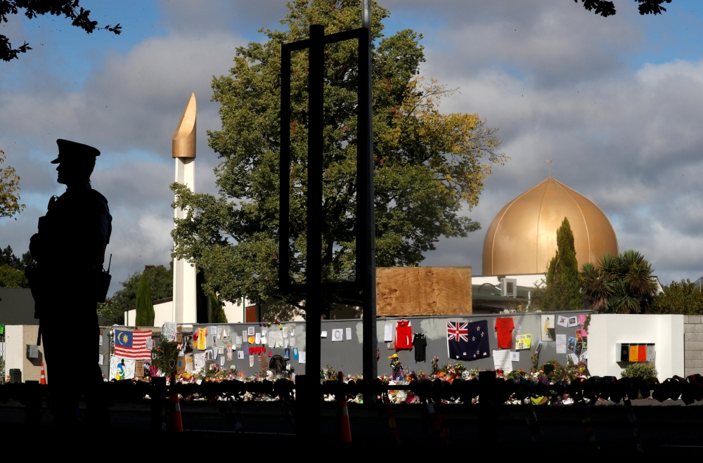 A police officer stands guard outside Al Noor mosque in Christchurch, New Zealand, March 22, 2019. Reuters/Jorge Silva 