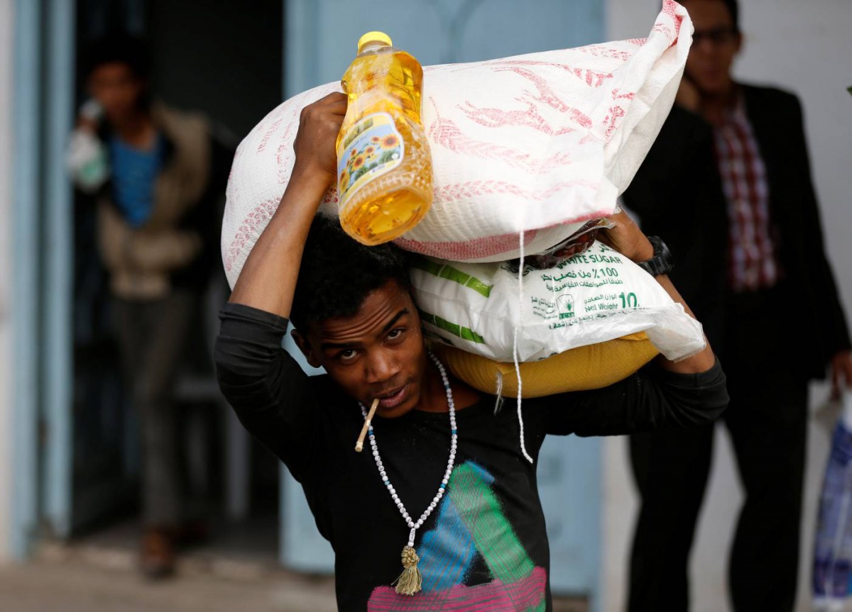 A man carries food aid he received from a local charity during the holy month of Ramadan in Sanaa, Yemen May 31, 2017. Reuters/Khaled Abdullah