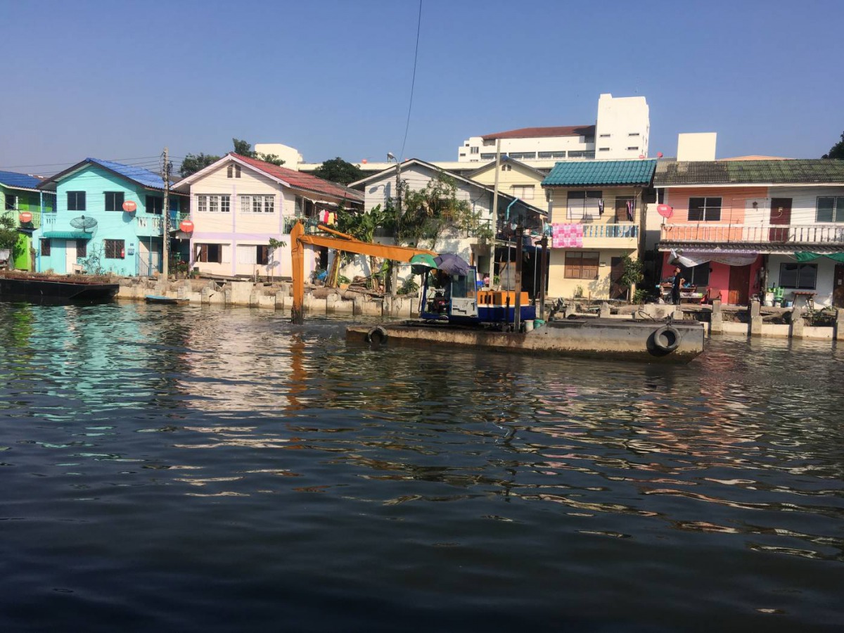 A dredger works alongside a new low-cost housing development on the Lat Phrao canal, Bangkok, part of flood-prevention work backed by the 100 Resilient Cities network, December 20, 2017, Thomson Reuters Foundation/Michael Taylor